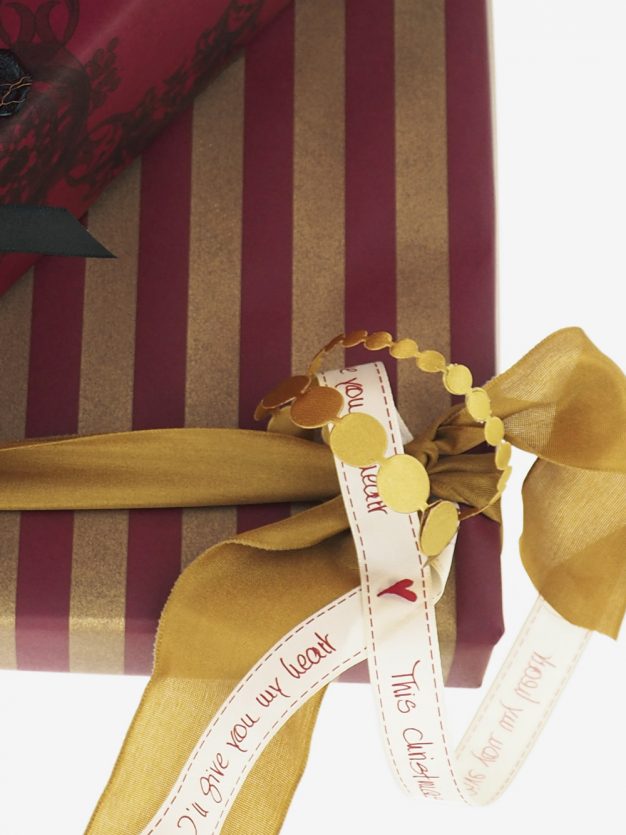 geschenkpapierverpackung-rubinrot-mit-streifen-gold