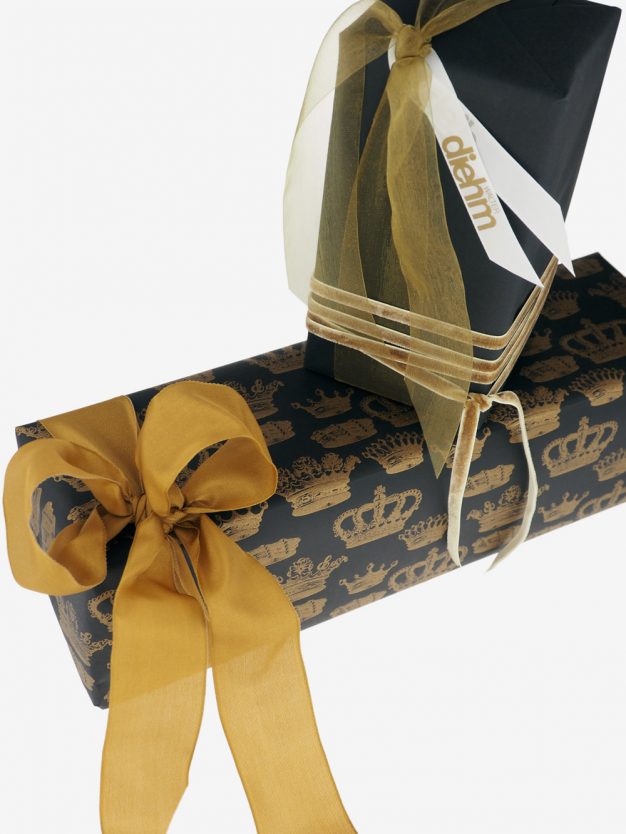 geschenkpapierpaeckchen-schwarz-mit-kronen-gold